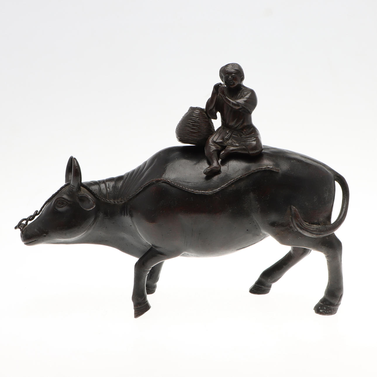 SKULPTUR, brons, vattenbuffel med ryttare, Kina.