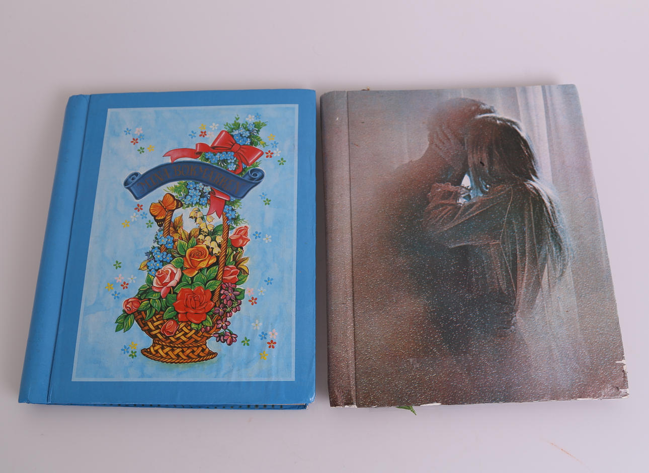 BOKMÄRKESALBUM, 2 st, blått 11 blad + brunt 10 blad, 1900-tal.