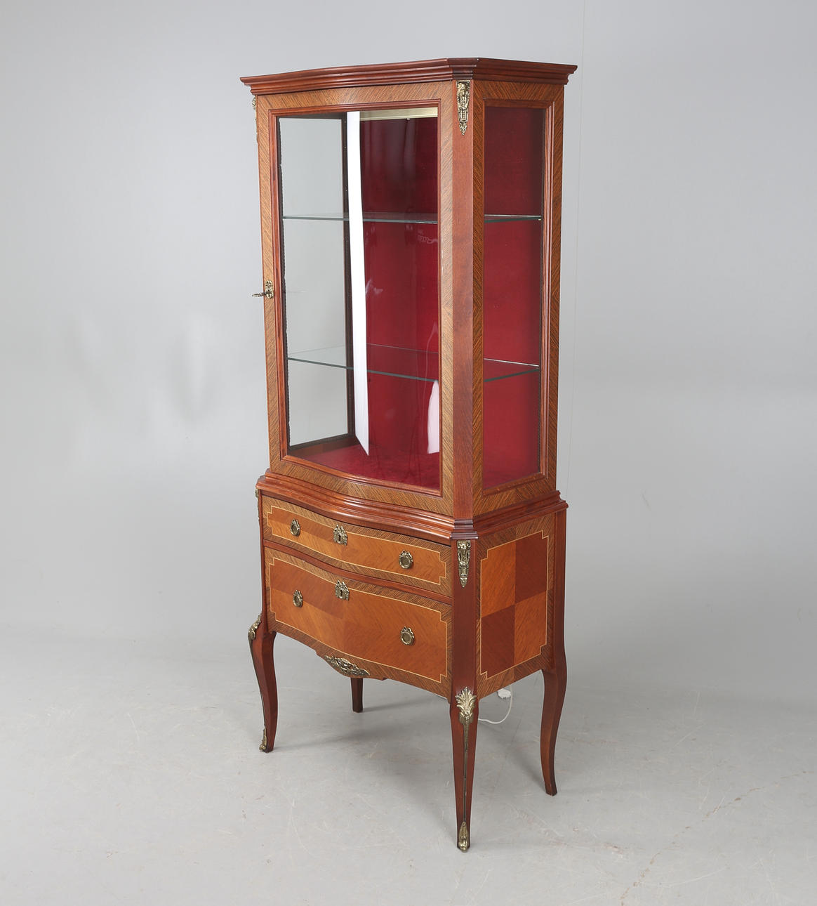 VITRINSKÅP, rokokostil, 1900-tal.