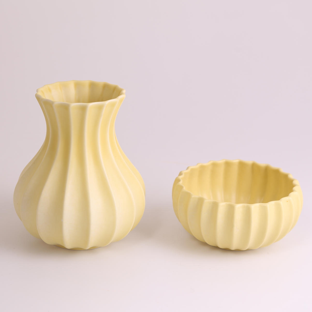 PIA RÖNNDAHL. VAS, porslin + SKÅL, porslin: design Pia Rönndahl - Rörstrand, 1990-tal.