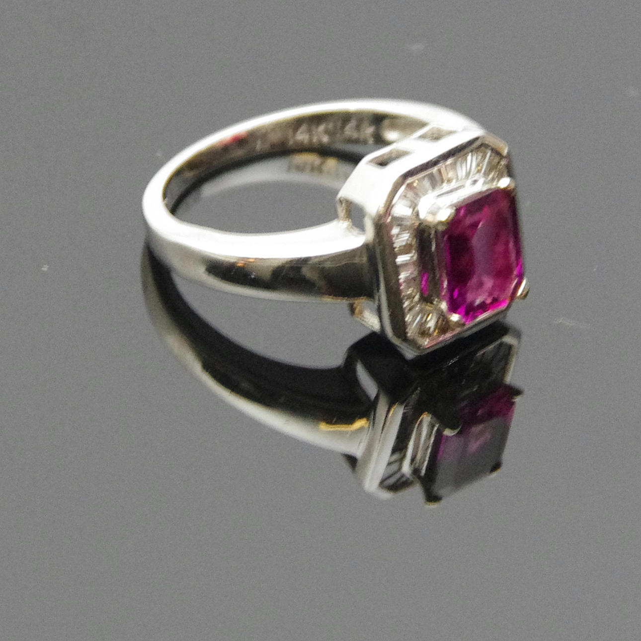 RING, 14 K vitguld, rosa safir omgärdad av diamanter, 0,50 ct.
