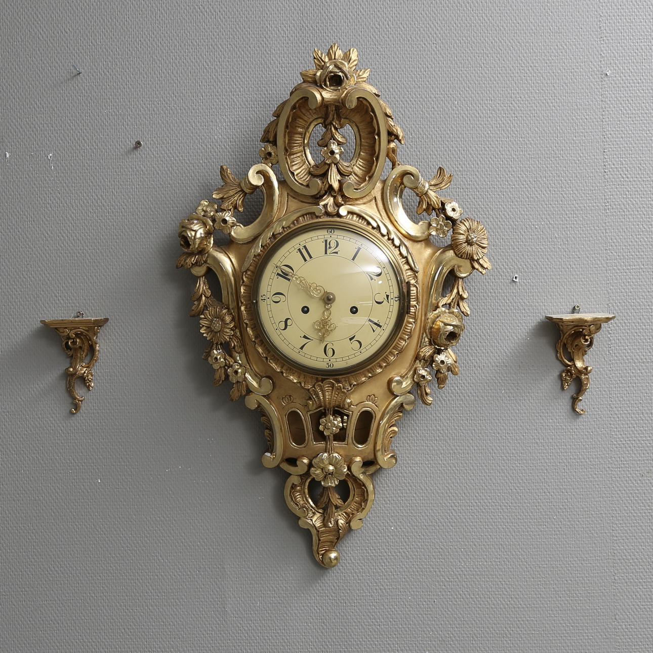 VÄGGPENDYL samt VÄGGKONSOLER, ett par, 1900-talets mitt.