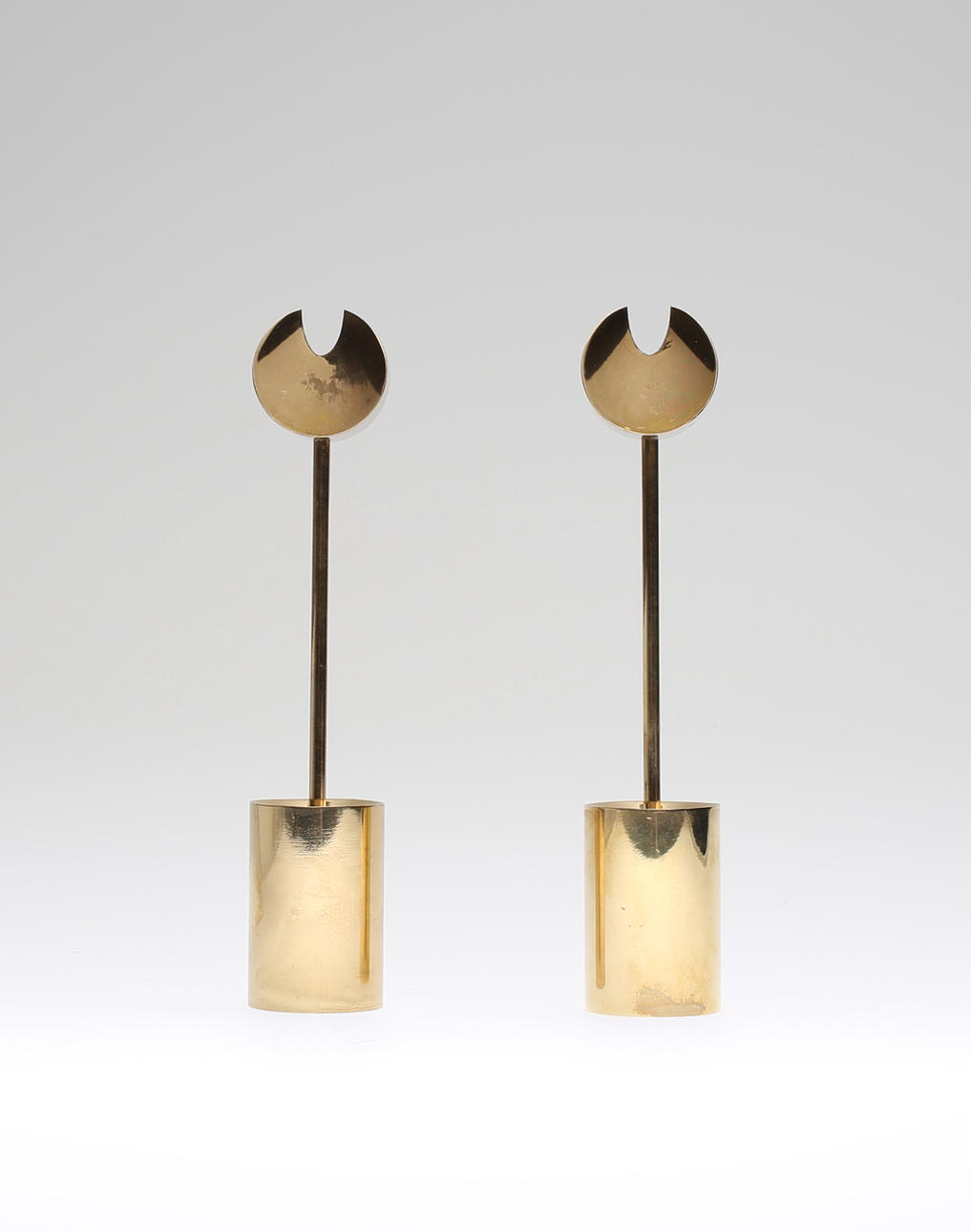 LJUSSTAKAR, 2 st, mässing, "Aniara", Pierre Forsell, Skultuna.