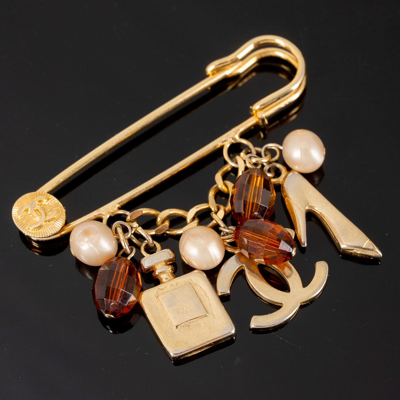 Chanel Brosche in Form einer Sicherheitsnadel.