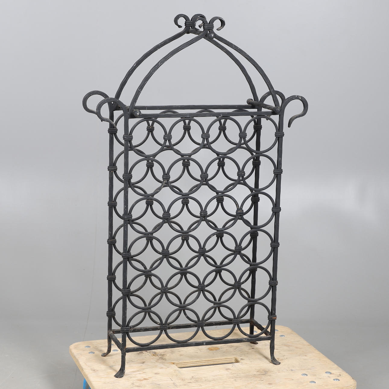 ETT SMIDESJÄRN VINFLASKSTÄLL.