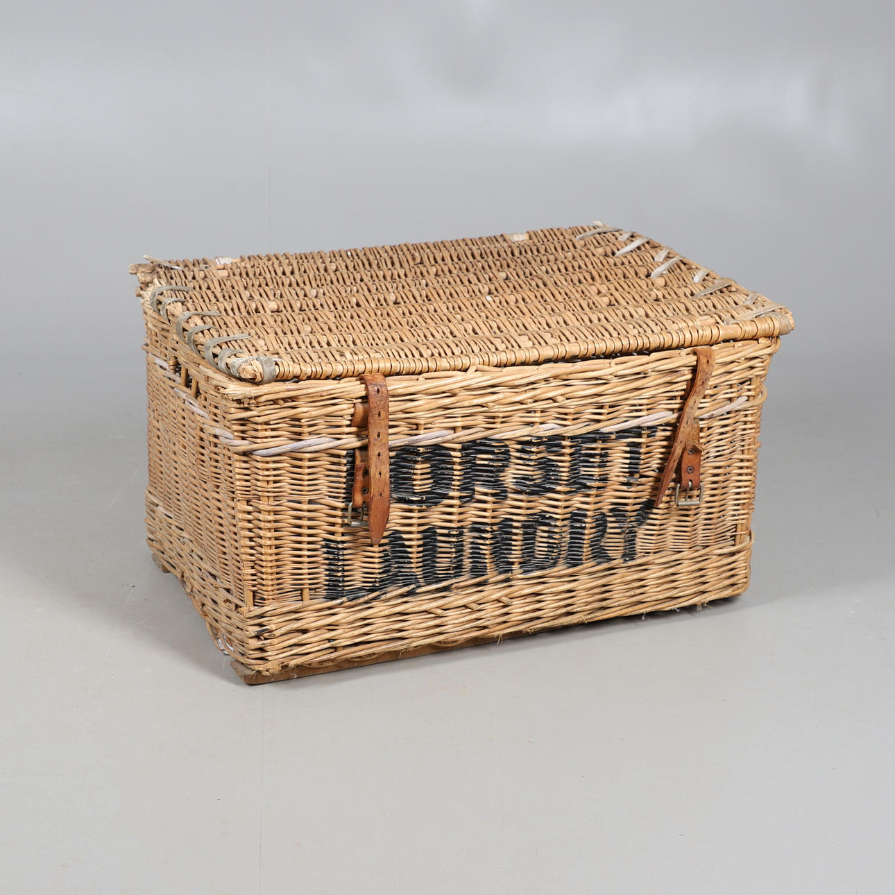 A MID-20TH CENTURY WICKER BASKET 'DORSET LAUNDRY'.