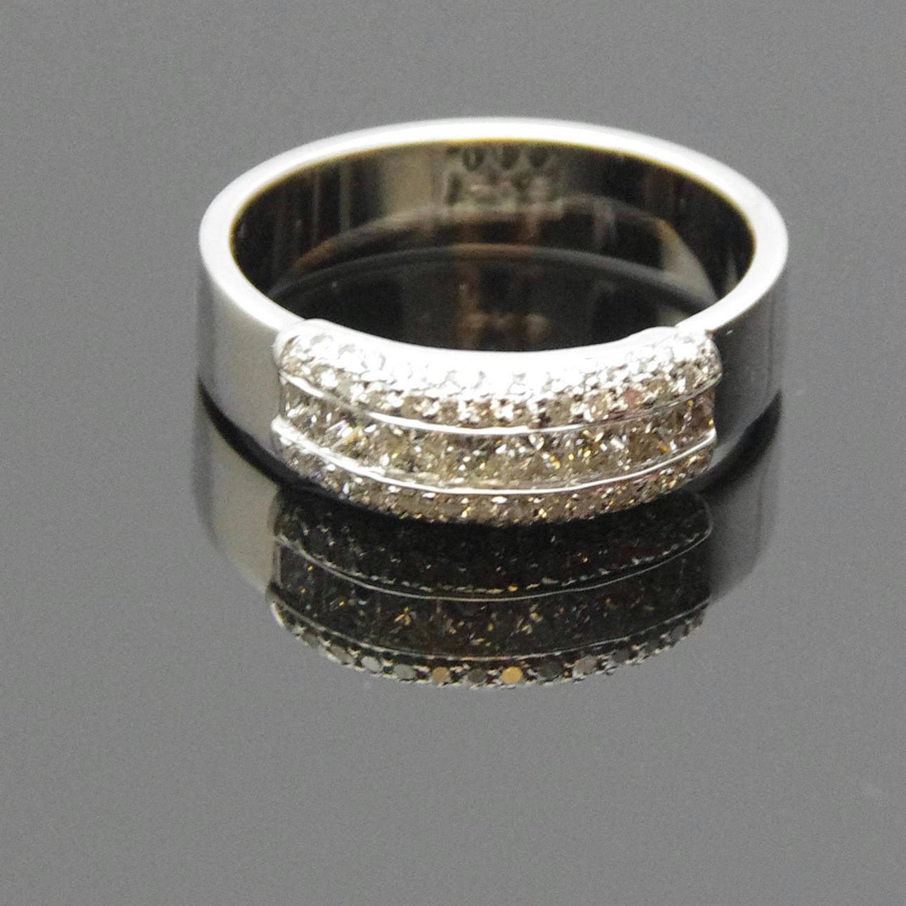 RING, 14 K vitguld med 3 rader diamanter, 1,15 ct.