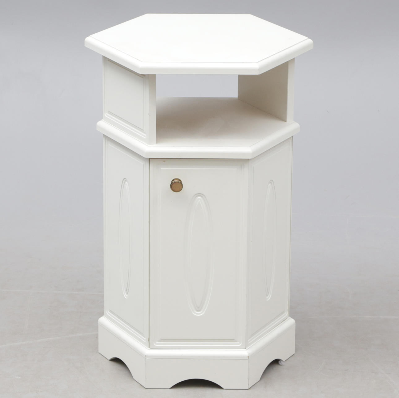 PIEDESTAL, vit, 1900-tal.