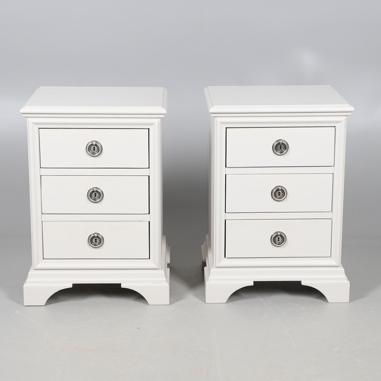 ETT PAR MODERNA NATTDUKSBORD.