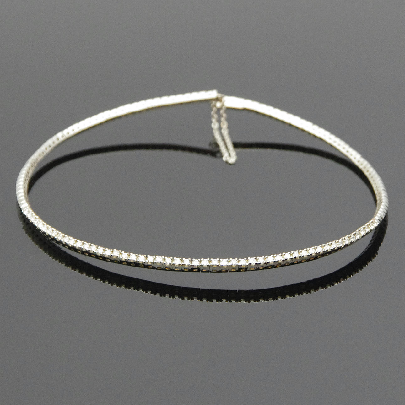 COLLIER, 18 K vitguld med 50 diamanter på rad.