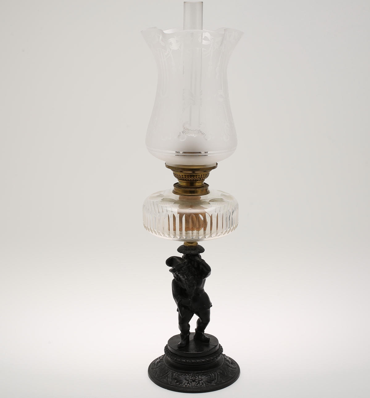 BORDFOTOGENLAMPA, gjutet metall och glaskupa.