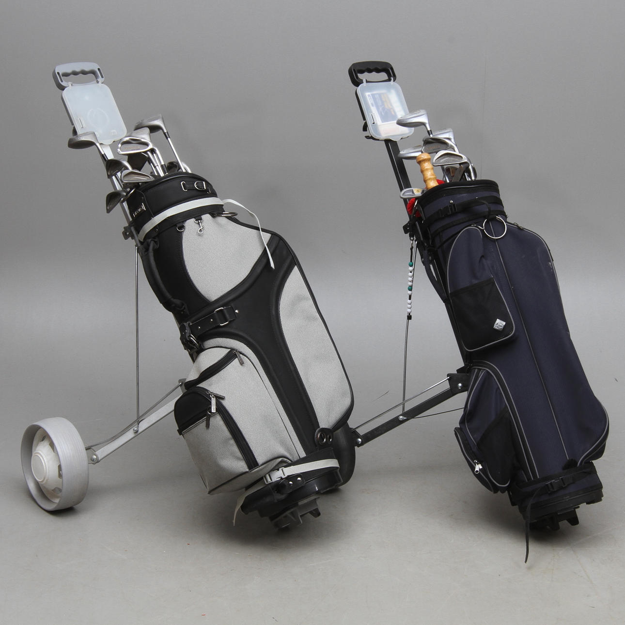 GOLFBAGAR med vagn och klubbor, 2 st, 2000-tal.