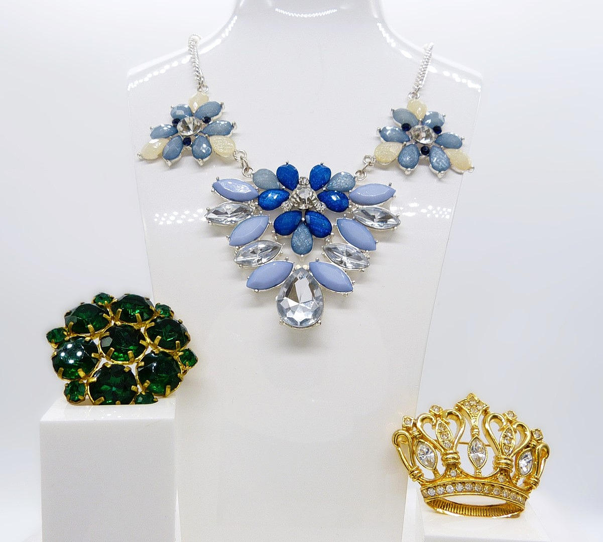 HALSBAND OCH BROSCHKOLLEKTION.