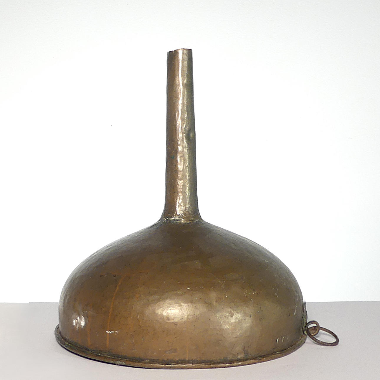 EINZIGARTIGER KUPFERTRICHTER, großes Modell.