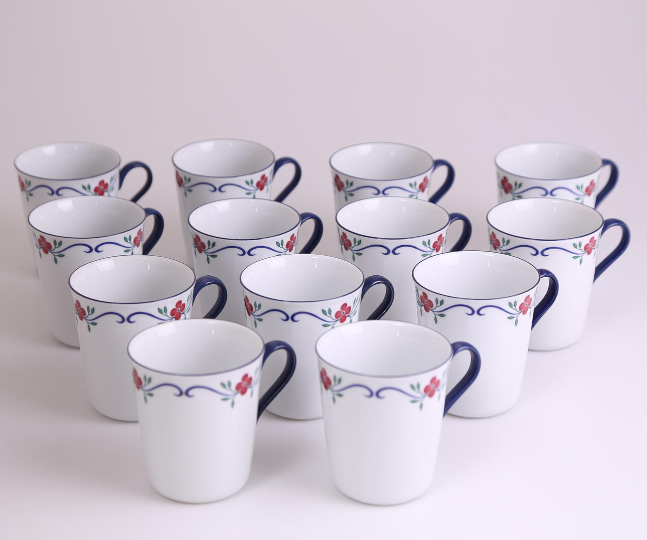 PIA RÖNNDAHL. KAFFEMUGGAR med hänkel, 13 st, porslin, Sundborn - Rörstrand, sekelskifte 19-/2000-talet.