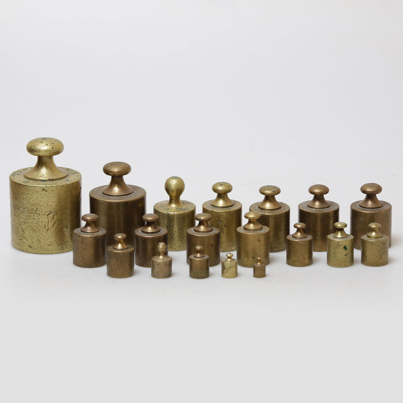 VIKTER, MÄSSING, STÄMPLADE/KRÖNTA/ÅRTAL, 1800/1900-TAL.