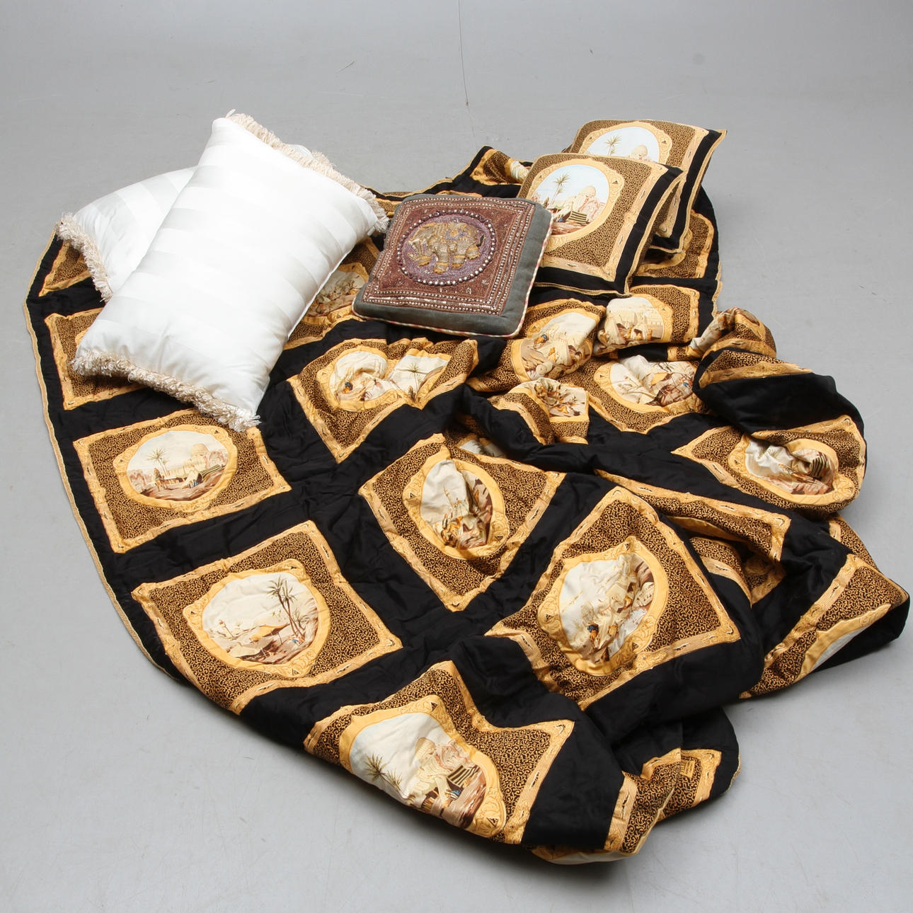 SÄNGÖVERKAST MED KUDDAR, 2 st samt 2 + 1 KUDDAR, 2000-tal.