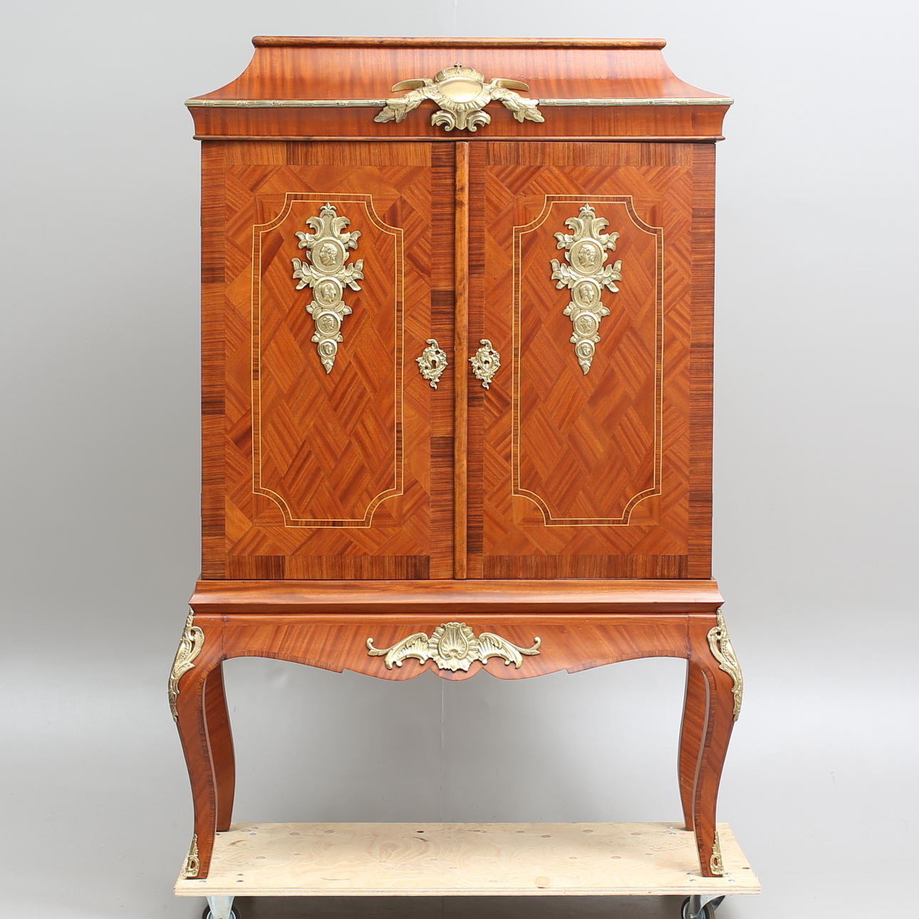 SALSSKÅP, tillverkat av Allan Sjöö, Ruda 1946.