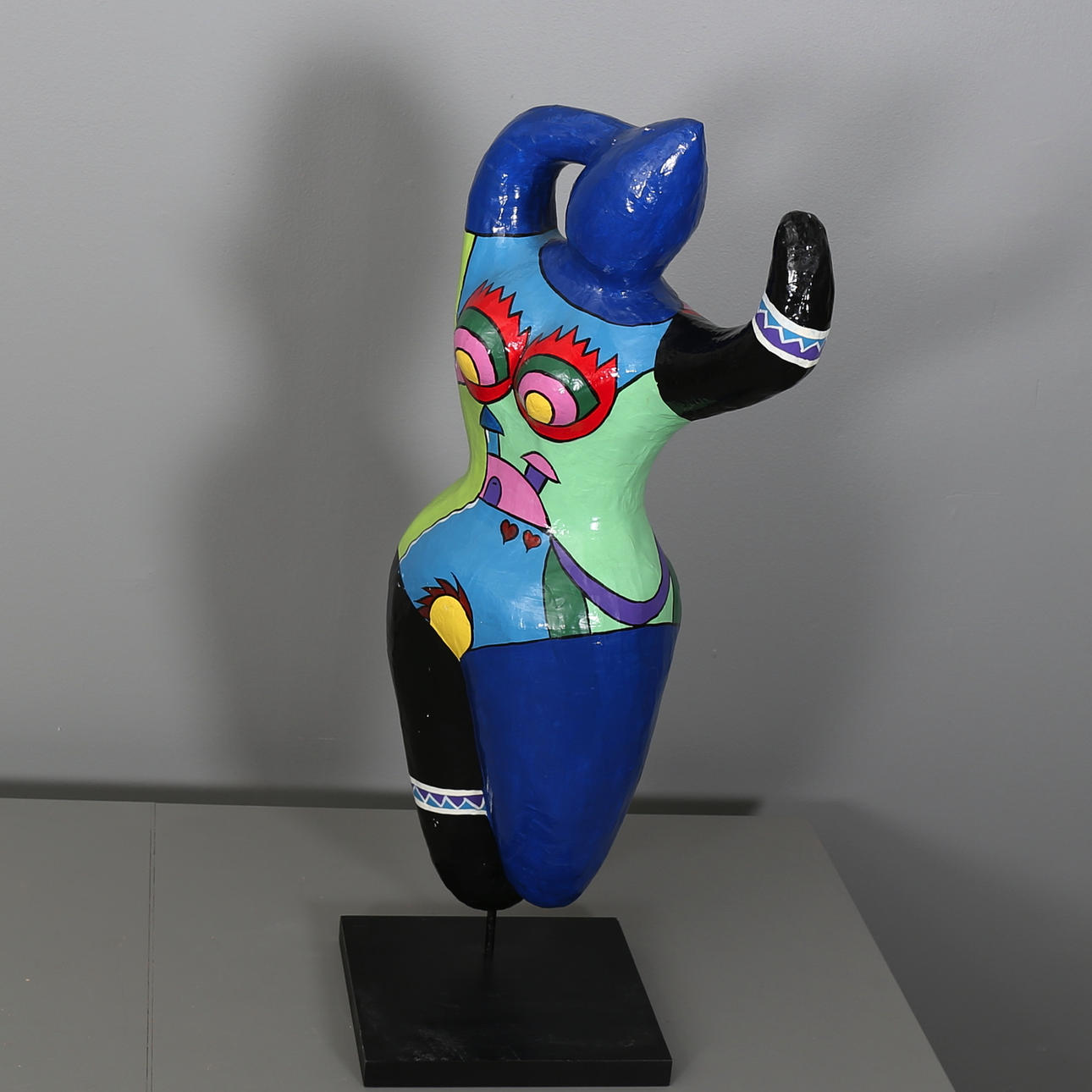 NIKKI DE SAINT-PHALLE. EFTER. Kvinna, skulptur i målad pappmache, (1980-tal), osignerad.