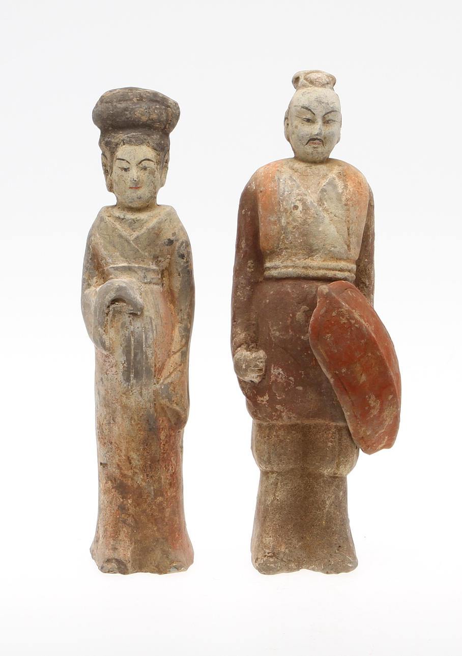 FIGURINER, ett par, lergods, Kina, sannolikt Östra Wei.