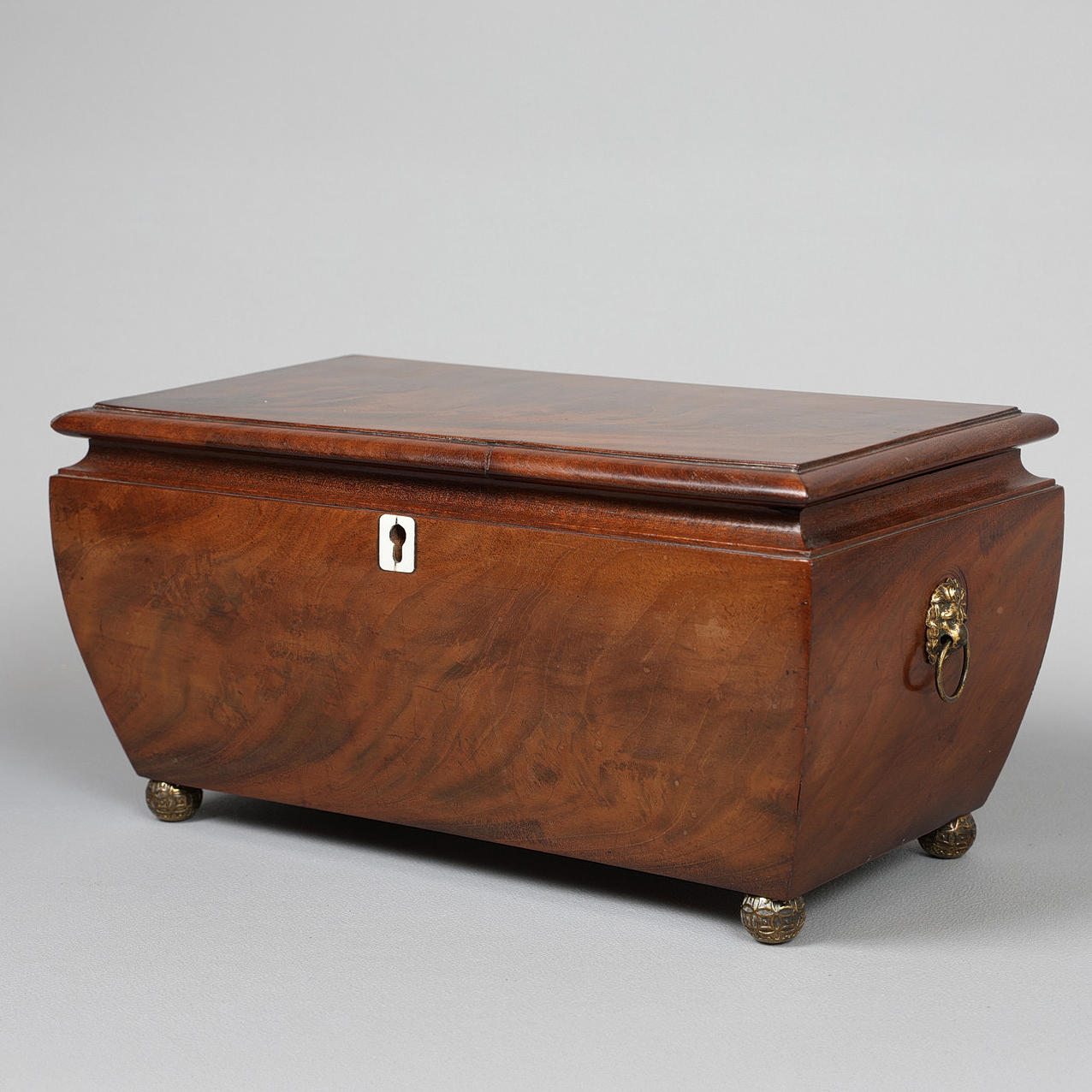 EN GEORGE III MAHOGNY TEKAD.