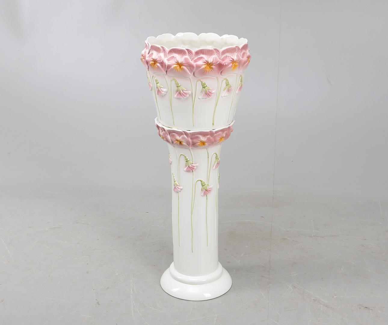 PIEDESTAL samt YTTERFODER, porslin, 1900-tal.