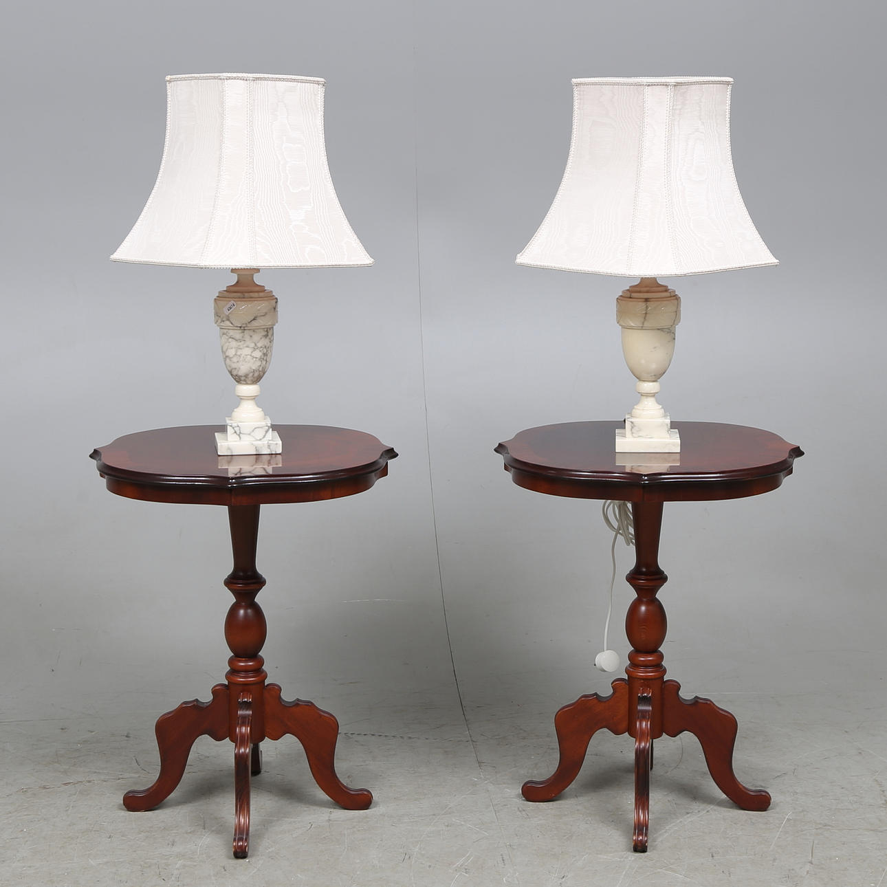 LAMPBORD, ett par, samt BORDSLAMPOR, ett par, alabaster, 1900-takets andra hälft.