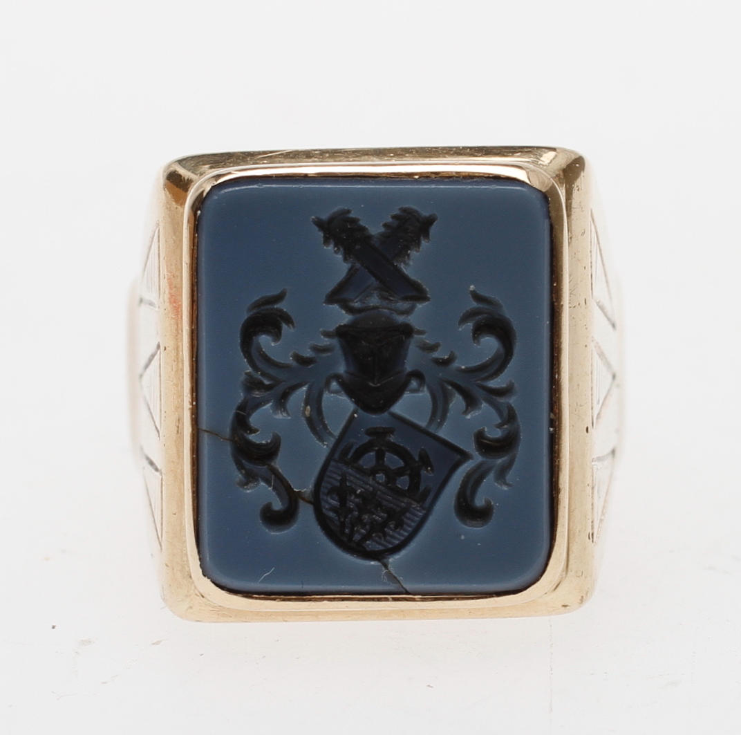RING, 14k guld med vapensköld, vikt ca 12,8 gram.