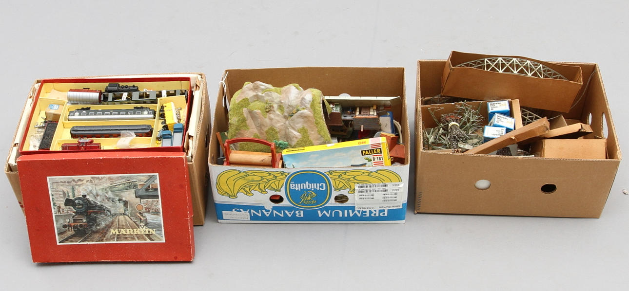 MÄRKLIN. Diverse vagnar, räls, hus mm.