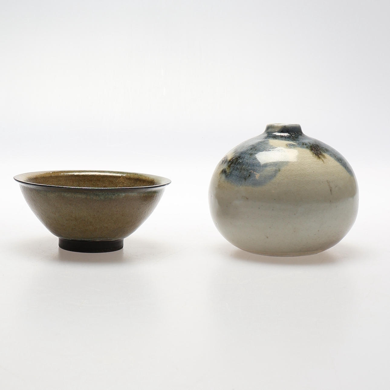 VASE AND BOWL. Stoneware.