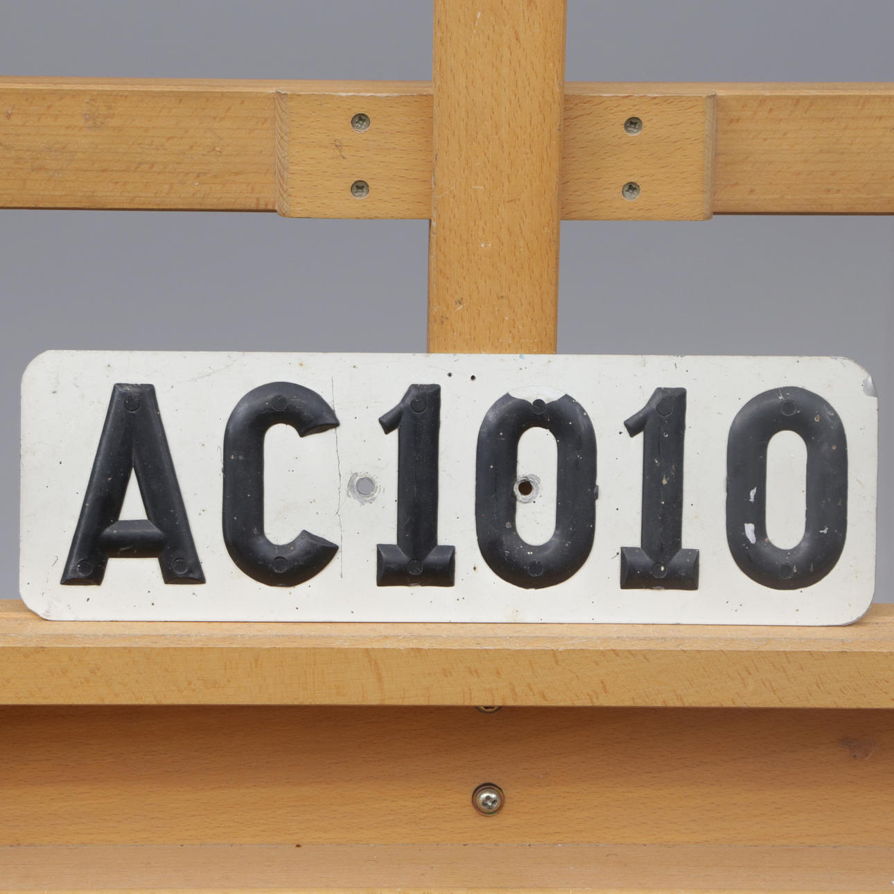 Rekisterikilpi, metallia.