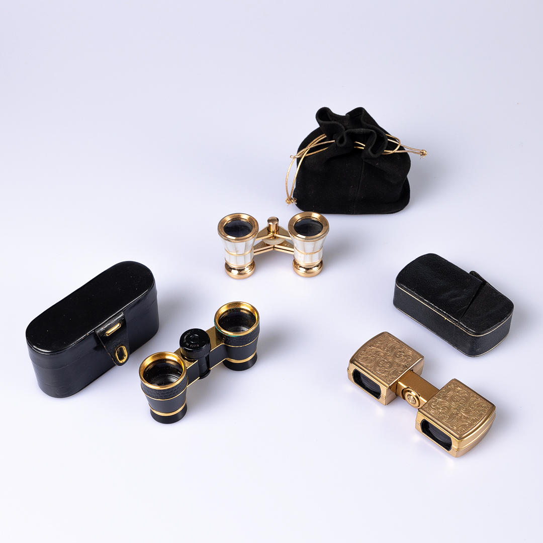 A COLLECTION OF 3 OPERA GLASSES.