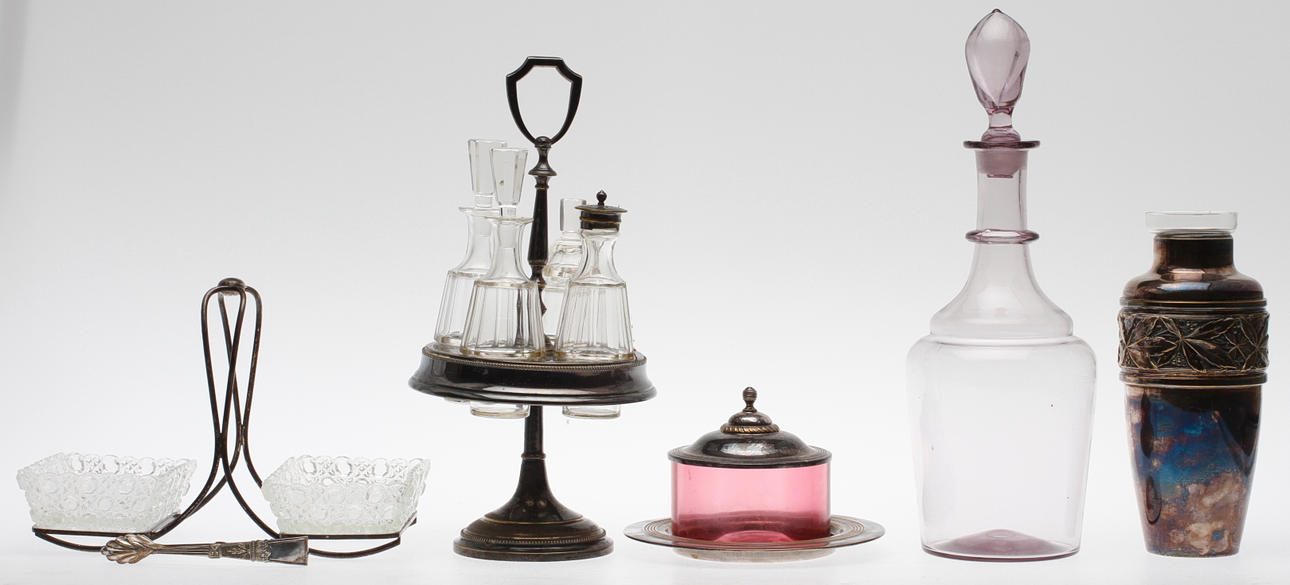 GLAS OCH NYSILVERFÖREMÅL, 6 delar, 1900-tal.