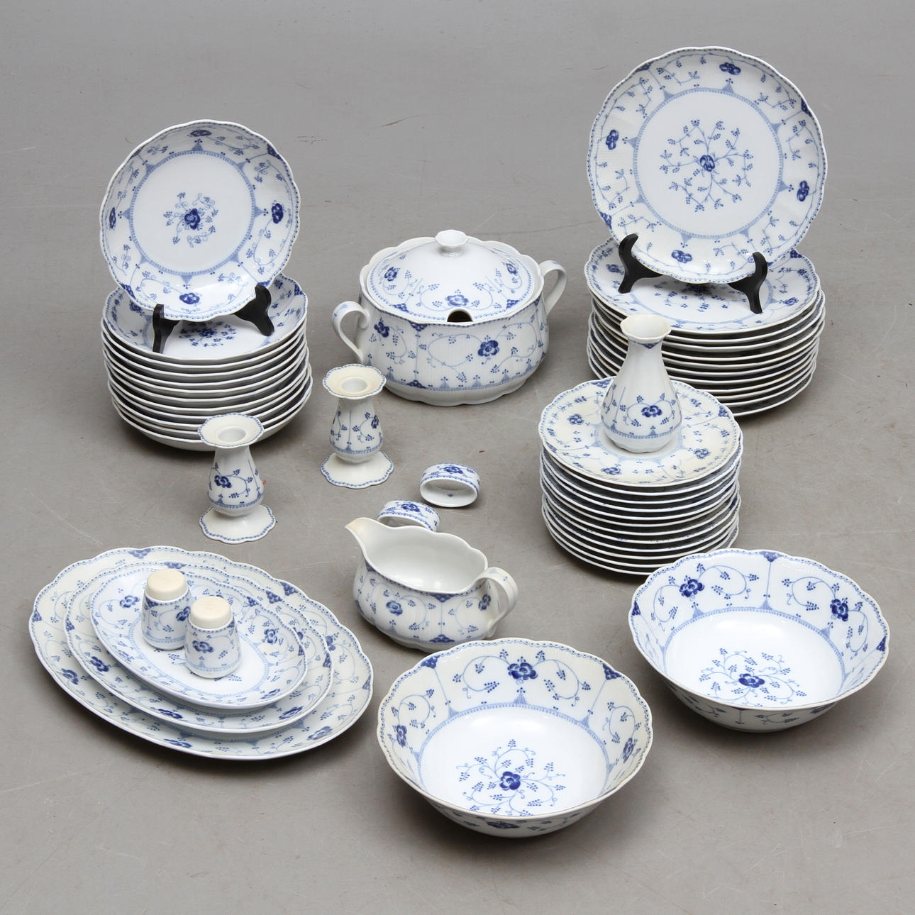 MATSERVIS, ca 50 delar, porslin, "Echt cobalt" Christineholm.