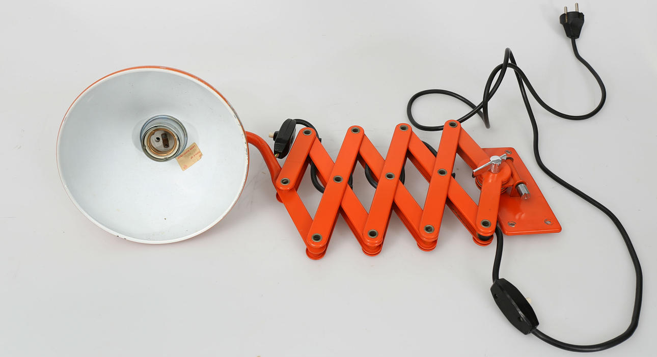 VÄGGLAMPA, metall, orangelackerad, 1960-tal.
