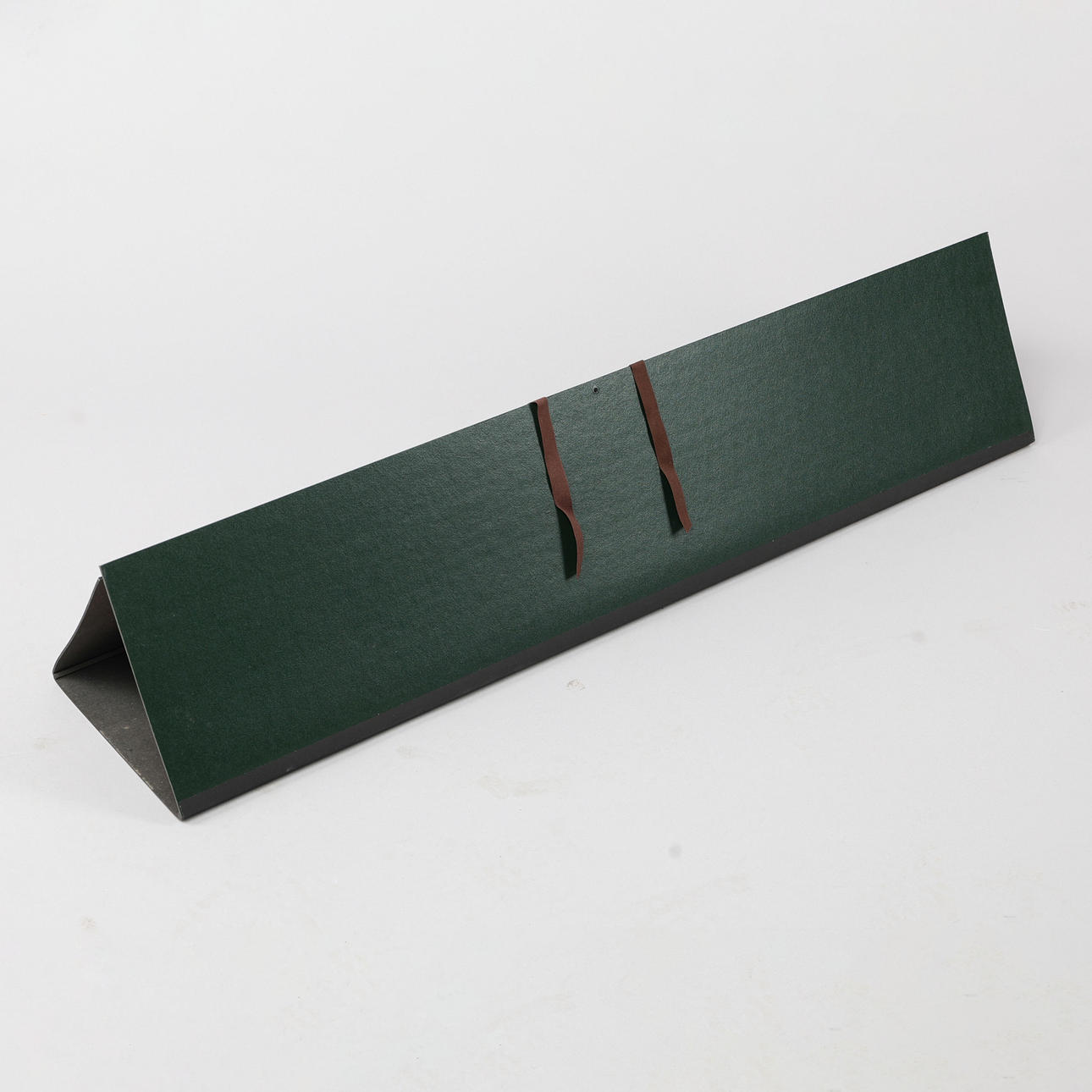 JONAS BOHLIN. Wandschrank „Kabin“, Eiche und Hartkarton.