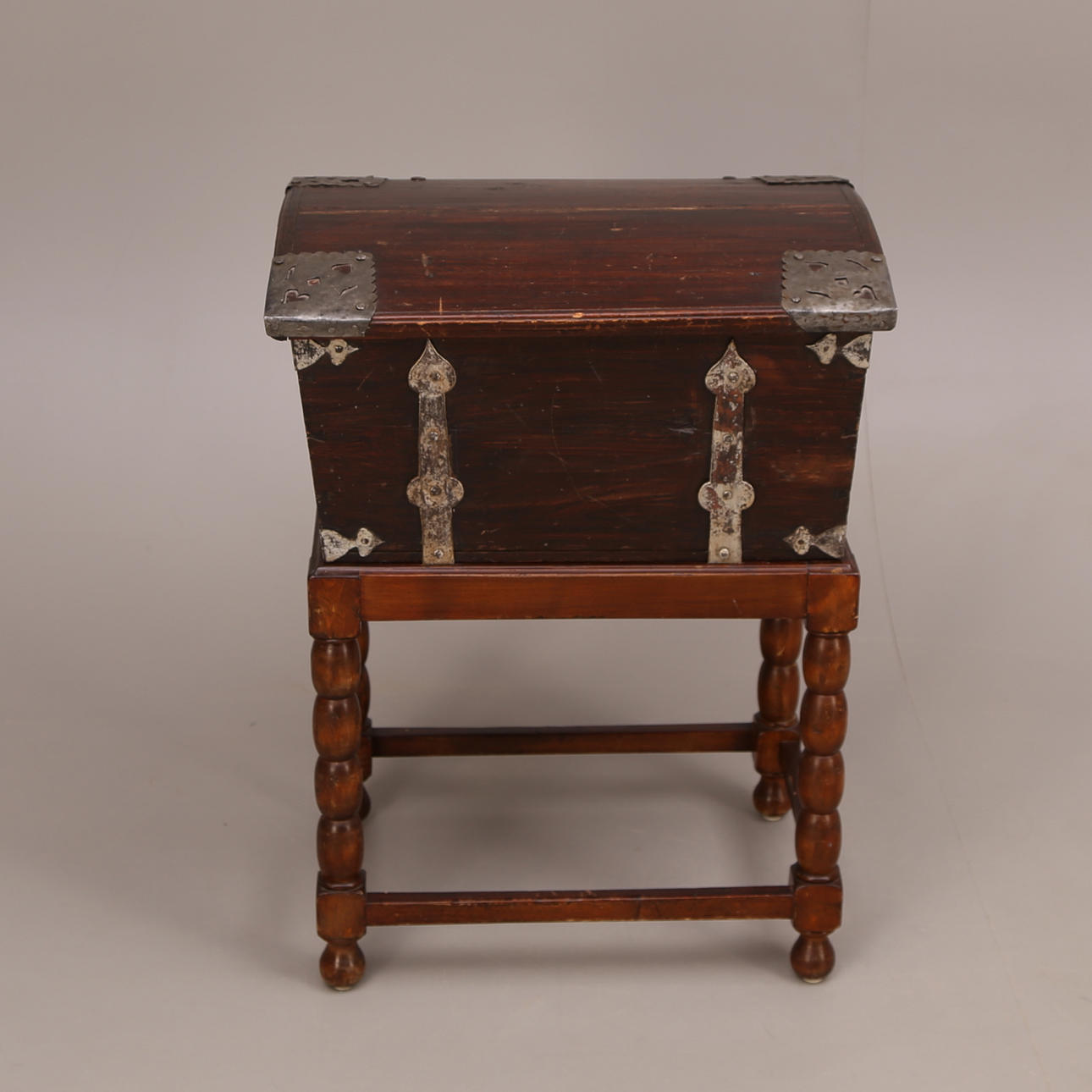 KISTA på benställning, furu, järnbeslag, tidigt 1900-tal.