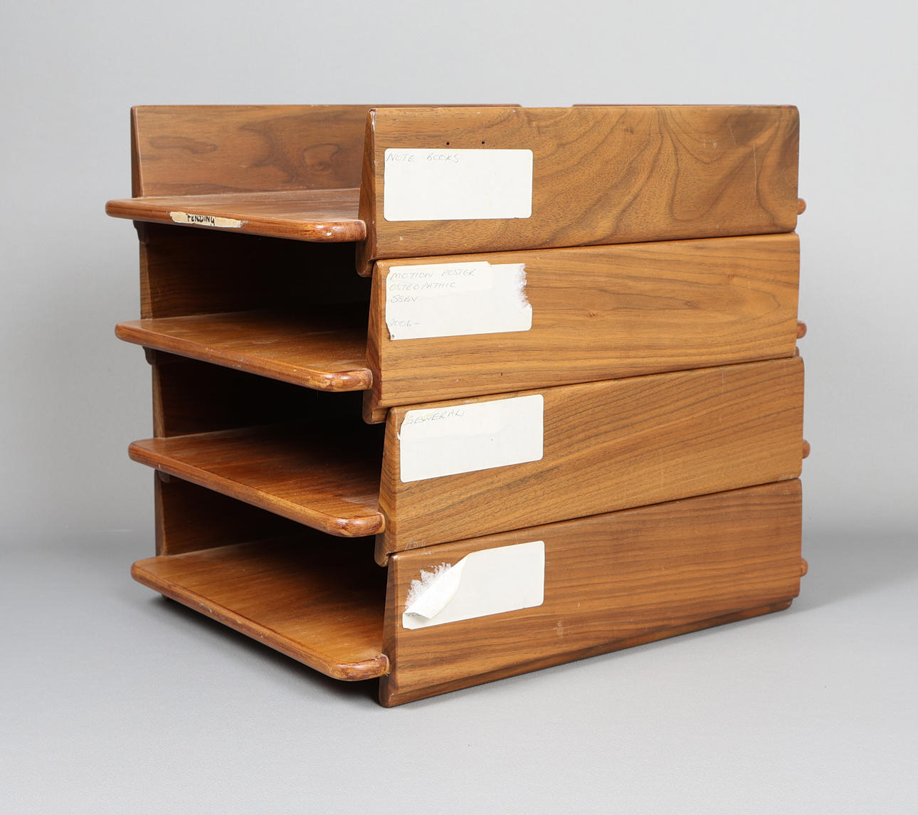 A 20TH CENTURY TEAK STACKING LETTER RACK. Furniture - Other - Auctionet