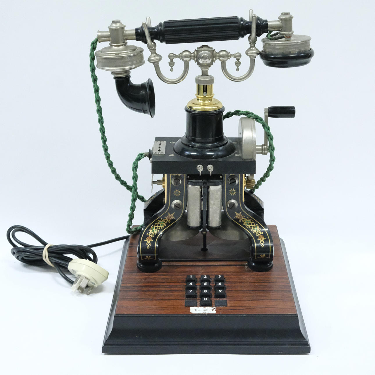 TELÉFONO DE MESA, L. SR. ERICSSON, «EL PERRO SALCHICHA».