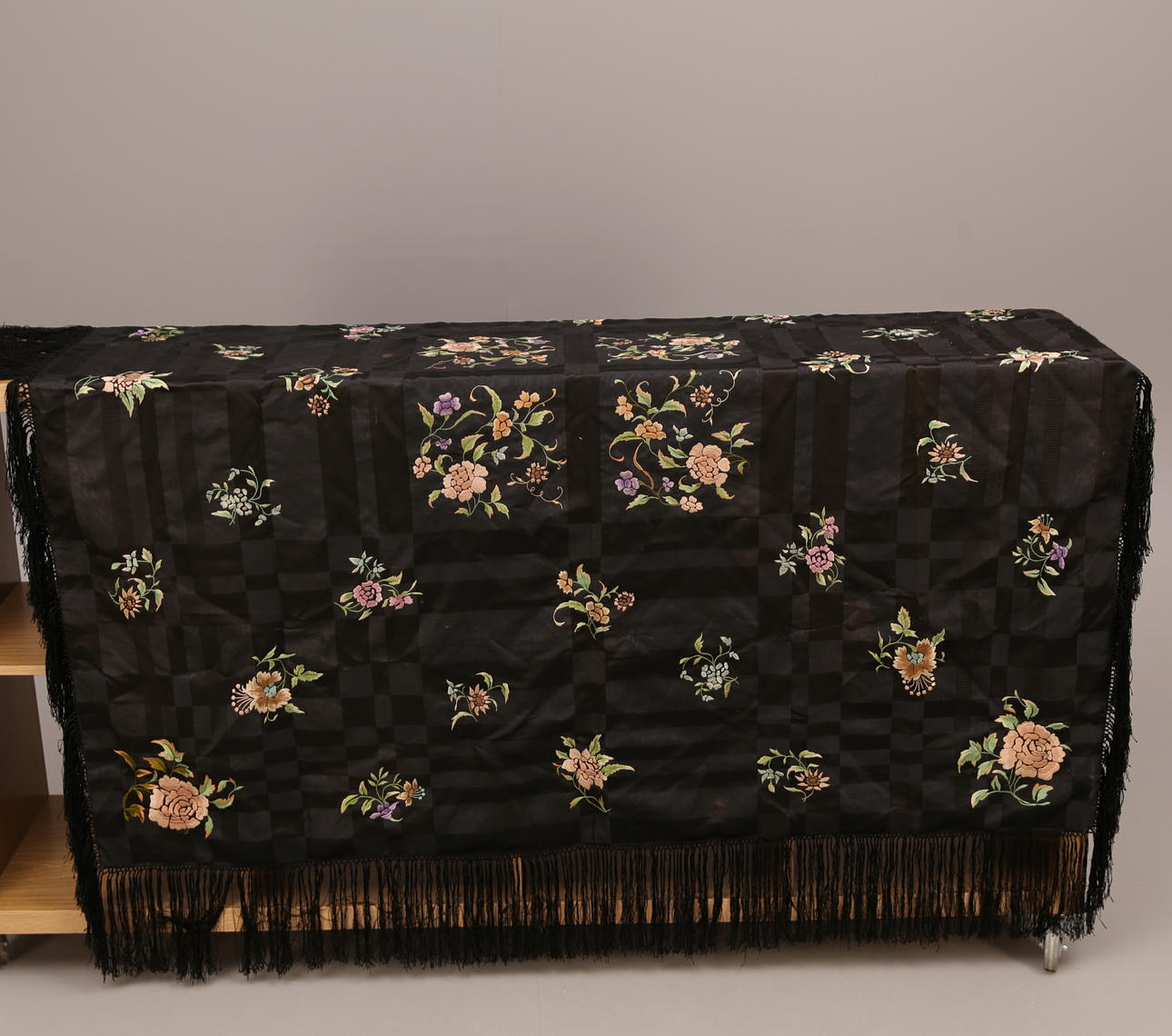FLYGELTÄCKE med långa fransar, svart, broderi blommor, tidigt 1900-tal.