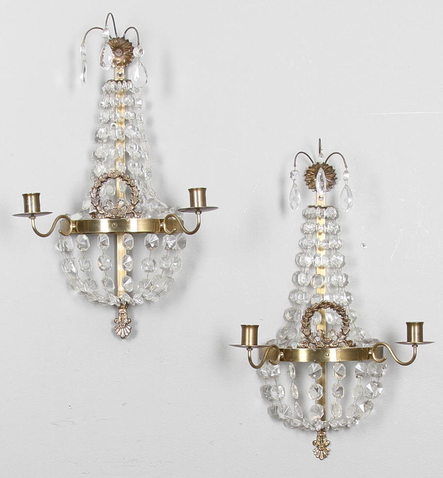 VÄGGLAMPETTER, 1 par, Gustaviansk-stil, samt LJUSSTAKAR, 1 par, 1900-tal.