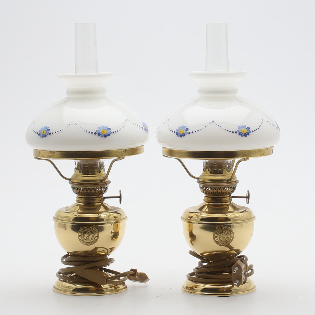 BORDSFOTOGENLAMPOR, ett par, elektrifierade, Karlskrona Lampfabrik, gulmetall/glas, 1900-talets andra hälft.