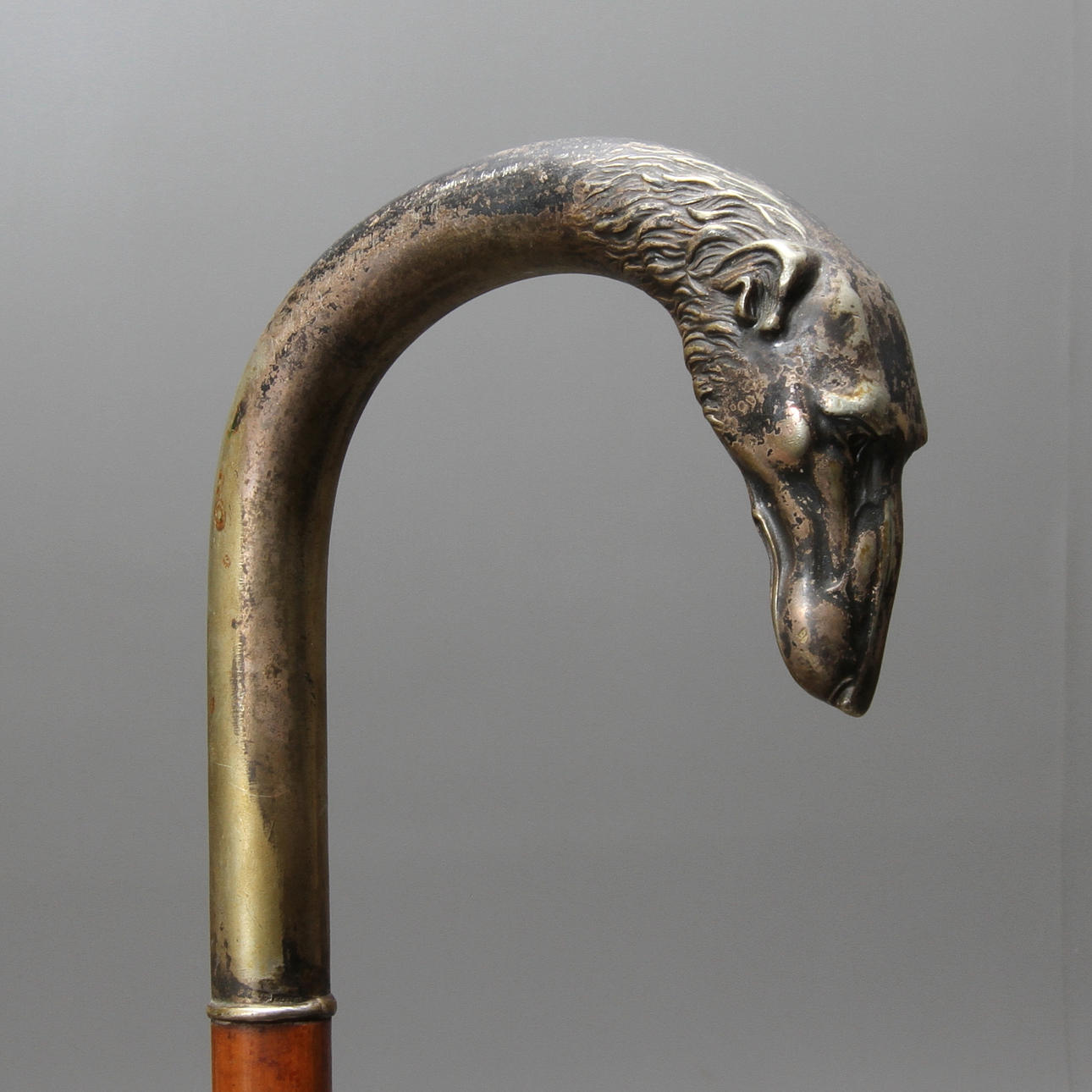 KÄPP, handtag i form av hundhuvud, tidigt 1900-tal.