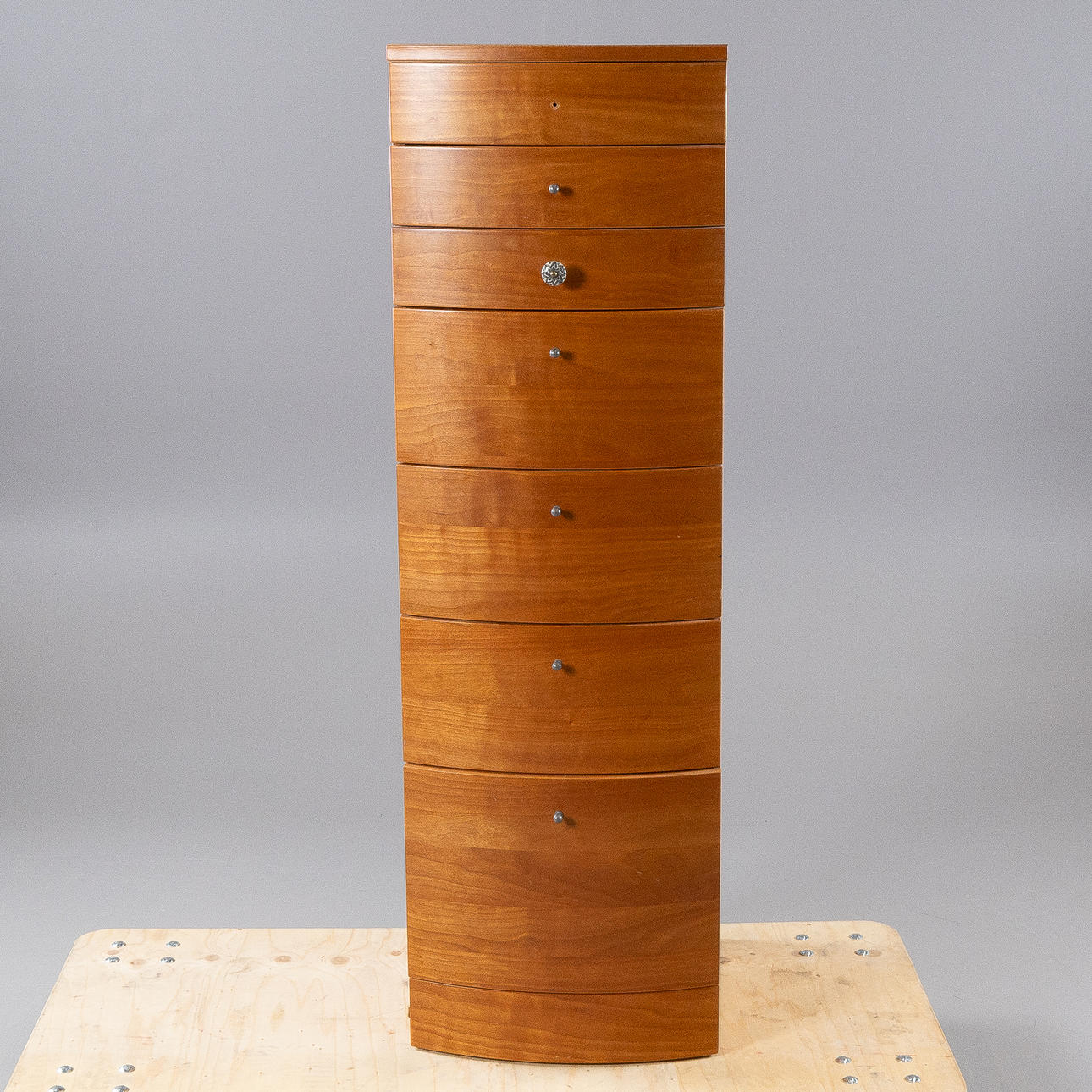 ROLF FRANSSON. Kommode, „Wave“, Kirschfurnier, Voice.