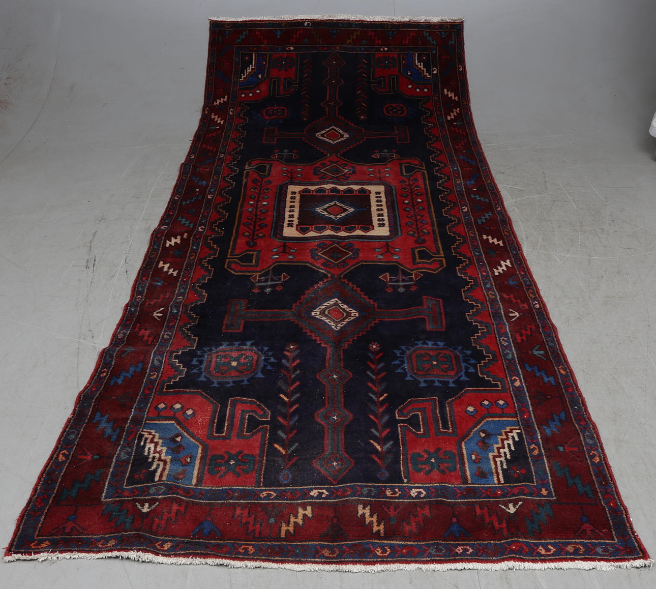 MATTA, persisk, Hamadan, ca. 332x152 cm.