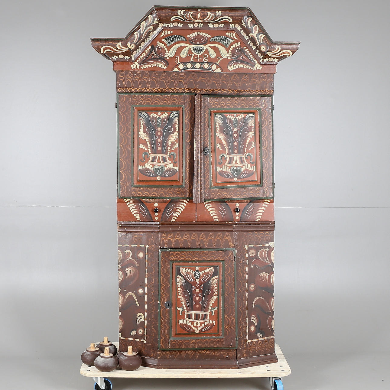 SKÄNKSKÅP, trä, allmoge, Dalarna, kurbits, bär datering 1787.