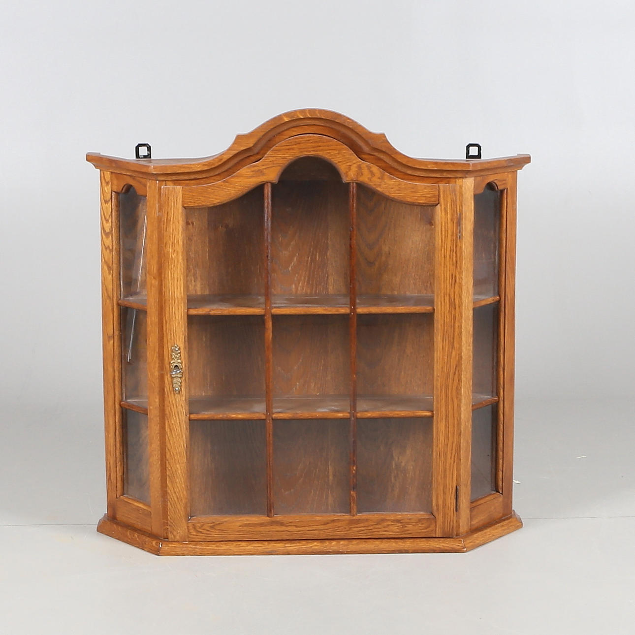 HÄNGVITRINSKÅP, trä/glas, 1900-tal.