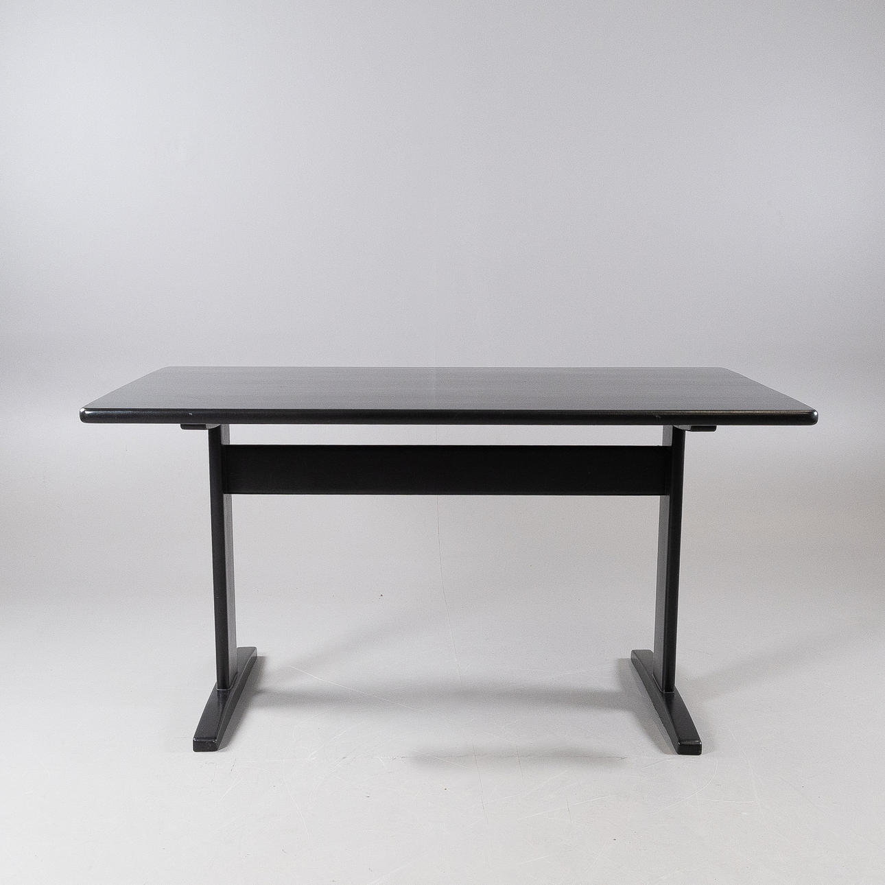 YANGVE-EXTRAKT. „Björka“, ein Tisch, Stolab, schwarz gestrichen.