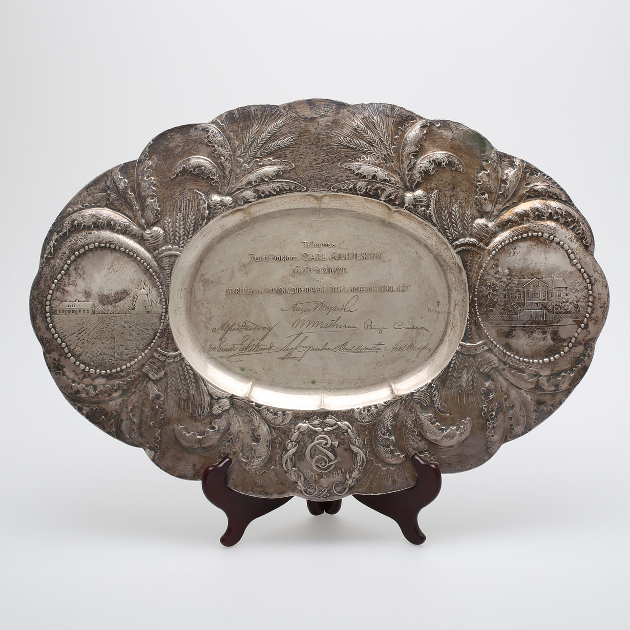 BRICKA, silver, K. Andersson, 1921, vikt 1439 gram.