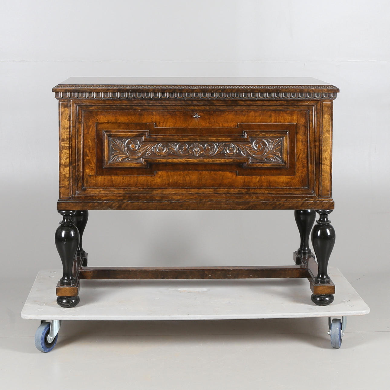 BESTICKSCHATULL, på benställning, trä, 1900-tal.